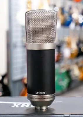 Apex - Compact Studio Condenser Mic with Case - Black 2